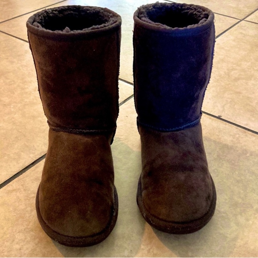 Price drop on Uggs boots for $35 bucks all brown size 7
